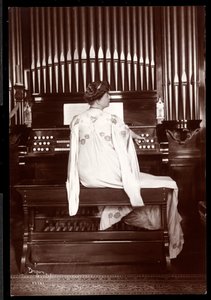 Portrait de Mme I. M. Clark à un orgue, 1904